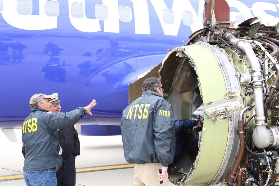 FAA zarządzi przegląd silników lotniczych po śmiertelnym wypadku /NTSB HANDOUT /PAP/EPA