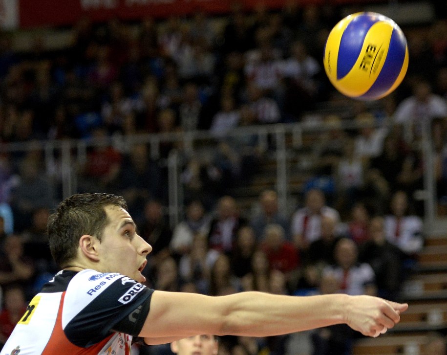 Fabian Drzyzga z Asseco Resovii w meczu ekstraklasy siatkarzy /Darek Delmanowicz /PAP