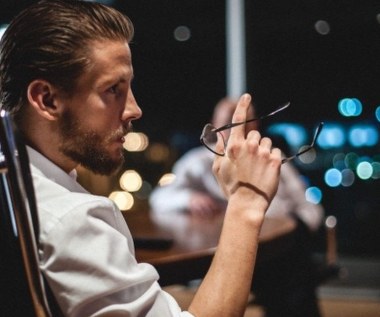 Fabijańskiego oglądaliśmy potem w niewielkiej roli młodego i ambitnego szefa sztabu wyborczego w drugiem sezonie serialu HBO "Pakt".

Przed wejściem na plan mocno interesowałem się naszą sceną polityczną, ale szybko mnie to zniesmaczyło, wywoływało niepotrzebną agresję i przestałem oglądać wiadomości. Te wszystkie fałszywe uśmiechy, gesty, słowa zaczęły mnie przerażać. Jestem na to zbyt wrażliwy. Ale było to ciekawe zadanie aktorskie, bo zacząłem zastanawiać się, jak ja, Sebastian Fabijański, zachowałbym się w okolicznościach, z jakimi musiał zmierzyć się mój bohater - mówił w rozmowie z magazynem "Super TV".