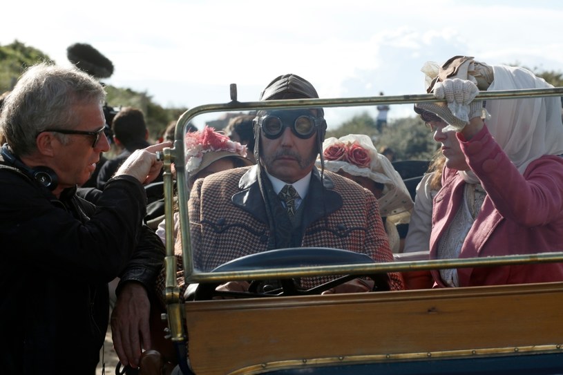 Fabrice Luchini (C) i reżyser Bruno Dumont (L) na planie "Matwych wód" /materiały dystrybutora