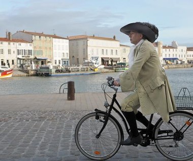 Fabrice Luchini w scenie z filmu "Molier na rowerze"