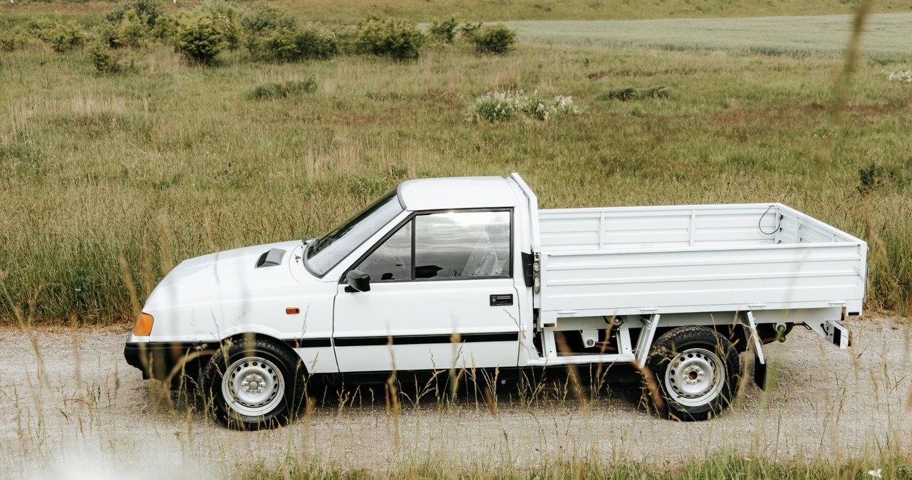 Fabrycznie nowy Polonez z Cypru trafił do Muzeum Motoryzacji w Jeleniej Górze / Fot: Facebook / Żółta Blacha rejestracja pojazdów zabytkowych /