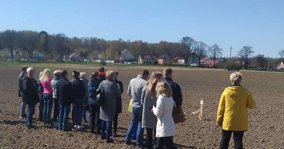 Fabryka AVTOTOR w ramach wsparcia przekazała grunt na ogródki warzywne dla pracowników. Działki mają po 10 arów /fot. AVTOTOR /Informacja prasowa