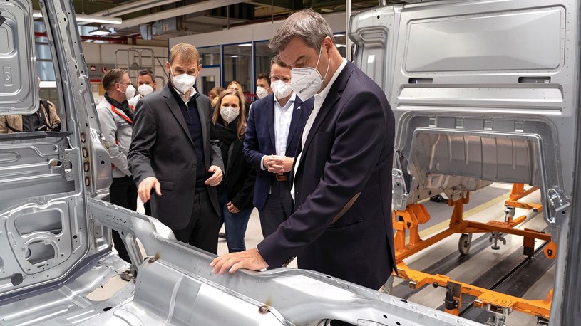 Fabryka ciężarówek MAN-a w Niepołomicach wraca do produkcji. Na zdjęciu premier Bawarii Markus Söder wizytuje zakład w Monachium, gdzie także wznowiono prace / MAN Truck & Bus SE /Informacja prasowa