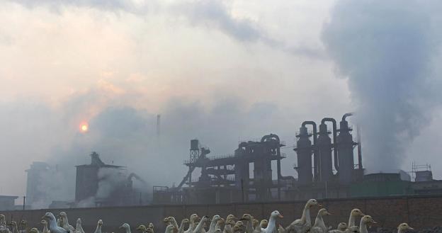 Fabryka fosfatów w Tingjiang (prowincja Syczuan, Chiny) /AFP
