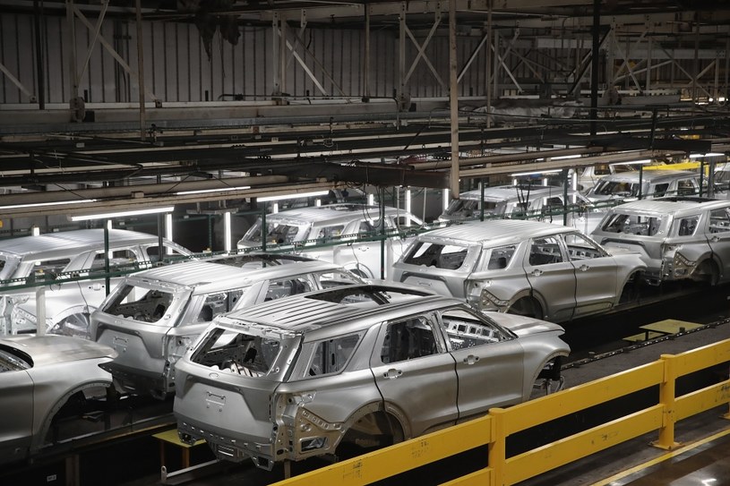 Fabryki motoryzacyjne stają na całym świecie /Getty Images