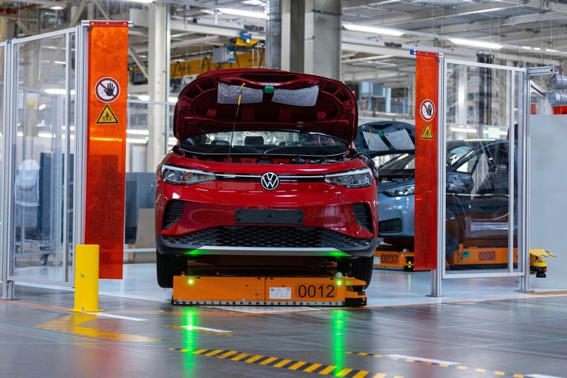 Fabryki Volkswagena znowu zmniejszają obroty. Powód ten sam, co wcześniej /Getty Images