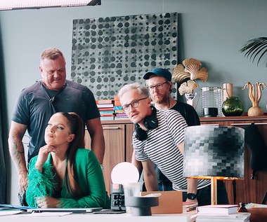 Fabuła "Pokusy" została rozszerzona o sceny erotyczne, których w powieści zabrakło. "Książka była dystrybuowana w różnych miejscach, dlatego przeszła przez cenzurę. Większa część scen rozbieranych została więc wycięta. Ale spokojnie, skorzystałam z nich przy pisaniu scenariusza filmu. Ponieważ film rządzi się swoimi prawami, mogłam sobie pozwolić na znacznie więcej" - dystrybutor Monolith Film przytacza słowa Folwarskiej.