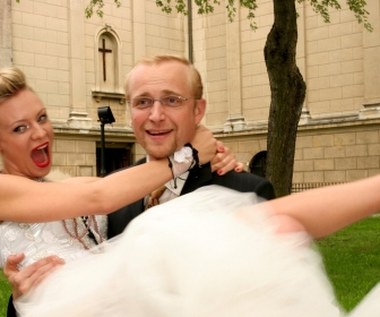 Fabuła "Testosteronu" rozpoczyna się od przygotowań do ślubu Kornela (Piotr Adamczyk), popularnego dzięki telewizji młodego pracownika naukowego z rozchwytywaną piosenkarką Alicją (Magda Boczarska). W podmiejskim ośrodku weselnym trwają właśnie ostatnie przygotowania do wesela.  

Ślub się jednak nie odbył, bo panna młoda uciekła sprzed ołtarza, a wesele zamieniło się w zwariowany ciąg bójek, dyskusji, toastów, zaskakujących zwrotów akcji i szokujących odkryć na temat związków damsko-męskich.