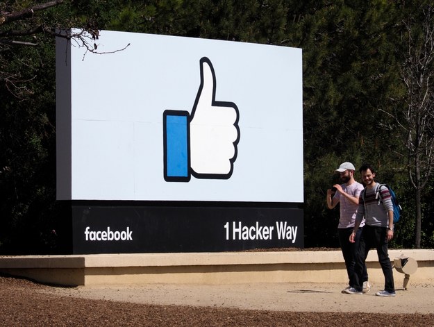 Facebook: Hakerzy mieli dostęp do danych 29 milionów użytkowników /JOHN G. MABANGLO /PAP/EPA
