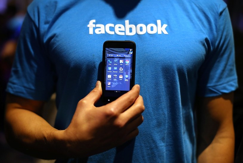 Facebook Home - jeden z pracowników Facebooka prezentuje nowe rozwiązanie dedykowane dla smartfonów z Androidem /AFP