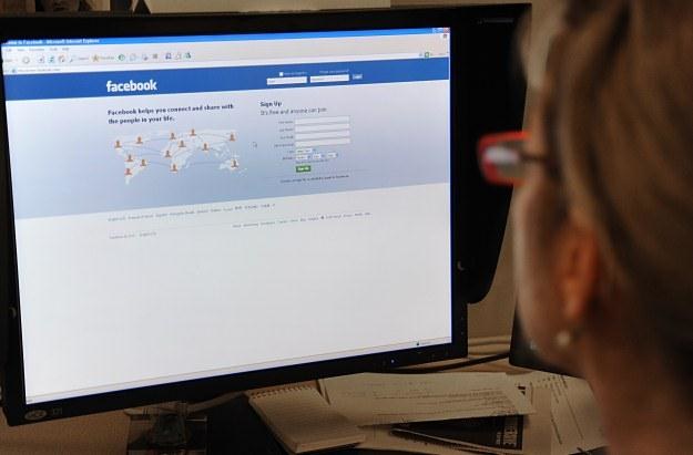 Facebook i Twitter przyczyniają się do zmiany zachowania. Na gorsze... /AFP