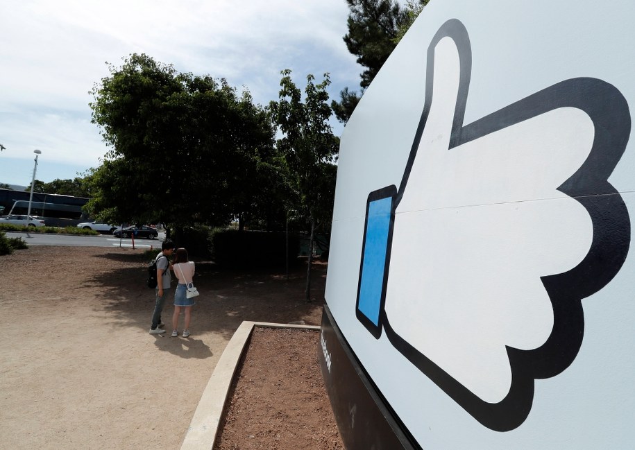 Facebook nie będzie usuwał wpisów polityków naruszających regulamin /JOHN G. MABANGLO /PAP/EPA