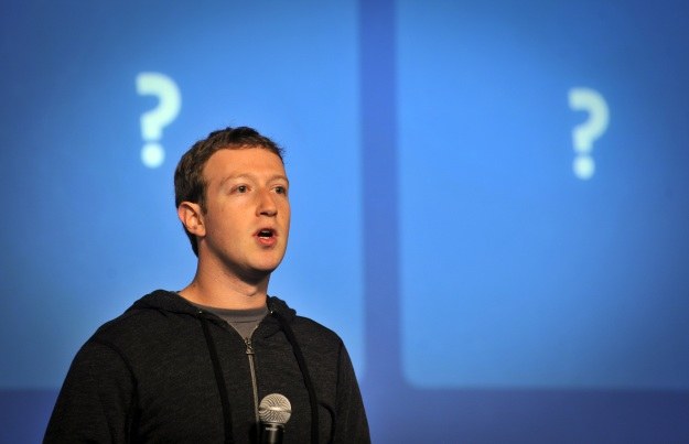 Facebook nie stworzy własnego smartfona - zapewnia Zuckerberg /AFP