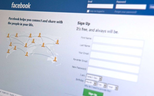 Facebook - okno logowania /AFP