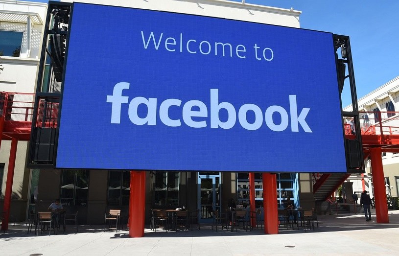 Facebook planuje zmienić nazwę swojej firmy /AFP
