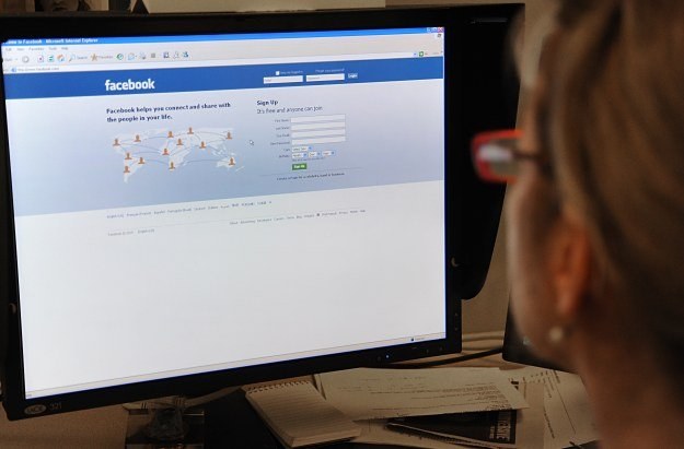 Facebook po raz kolejny ujawnił adresy e-mail swoich użytkow /AFP