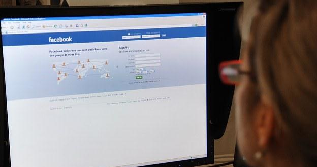 Facebook stwarza kolejne ciekawe zjawiska społeczne /AFP