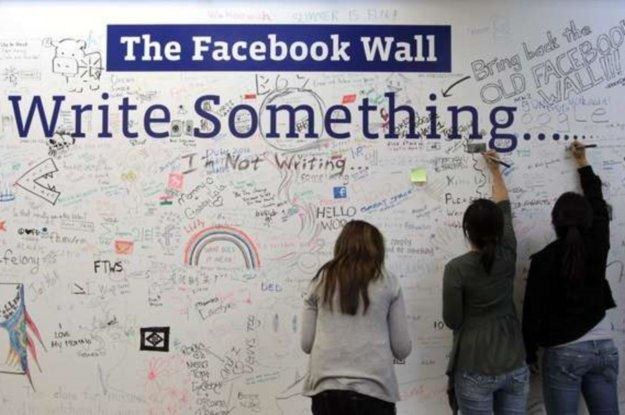 Facebook w pracy - więcej złego niż dobrego? /AFP