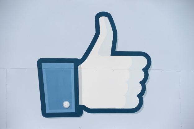Facebook w sztuczny sposób może zawyżać liczbę "lajków" /AFP
