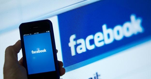 Facebook wkrótce wykorzysta nasze dane w reklamach? /AFP