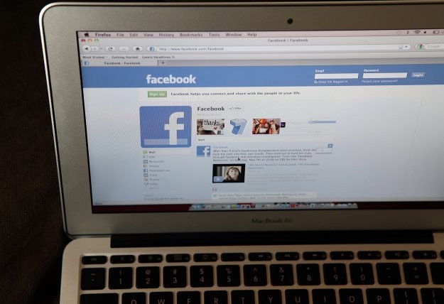 Facebook wprowadza kolejne zmiany w sposobie wyświetlania treści. /AFP