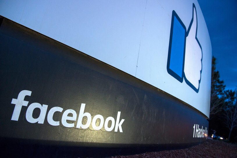 Facebook z nowymi regulacjami dotyczącymi treści /AFP