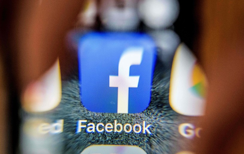 Facebooka staje się płatny także w Polsce. Znamy już kwotę do zapłaty. /MLADEN ANTONOV /AFP