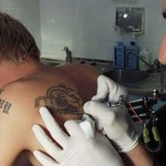 Faceci mdleją w salonach tatuażu