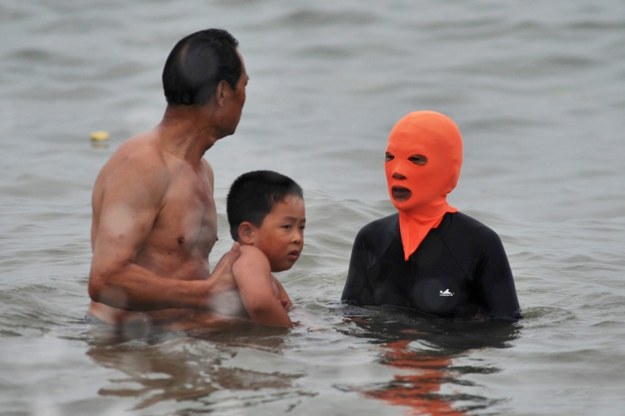 Facekini ma chronić przed słońcem i oparzeniami meduz /WANG HAIBIN CHINA OUT /PAP/EPA