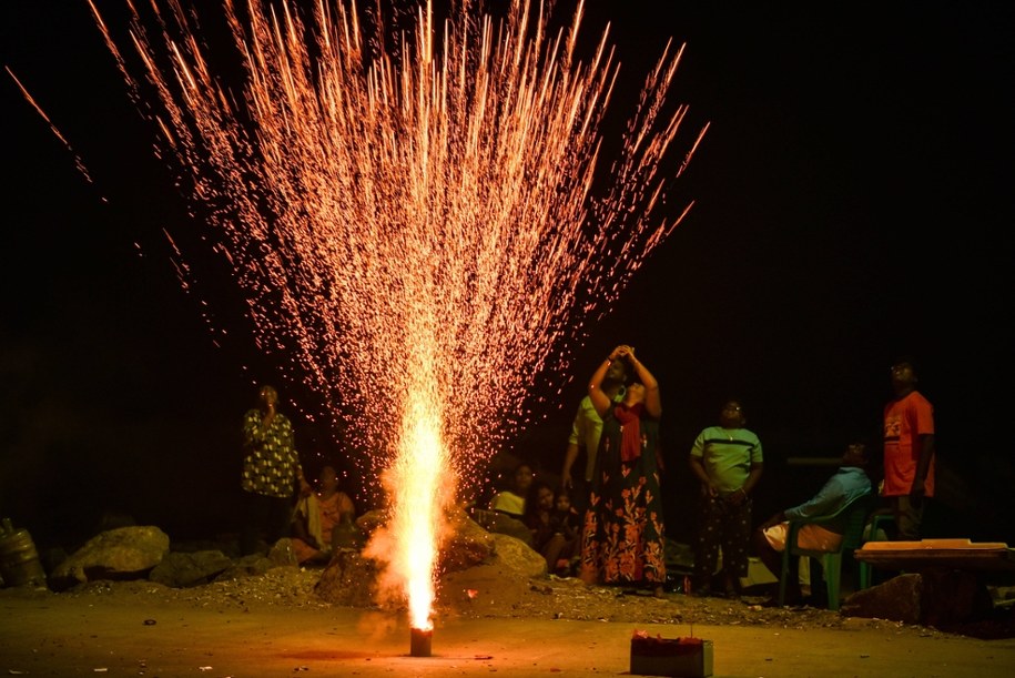 Fajerwerki są często wykorzystywane podczas hinduistycznego święta Diwali /IDREES MOHAMMED /PAP/EPA