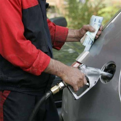 Faktura VAT dotycząca zakupu paliwa musi zawierać numer rejestracyjny tankowanego pojazdu. /AFP