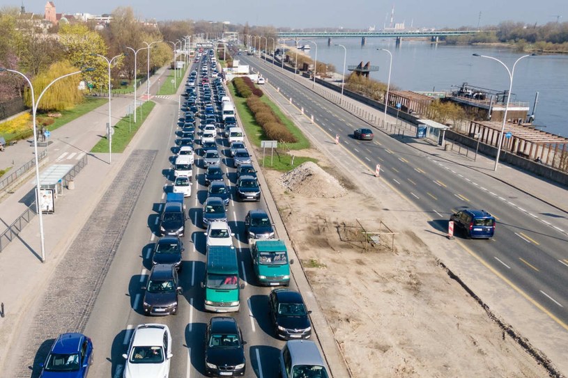 Faktycznie po polskich ulicach jeździ o 1/4 mniej aut niż wynika z zapisów CEPiK /Foto Olimpik/REPORTER /East News