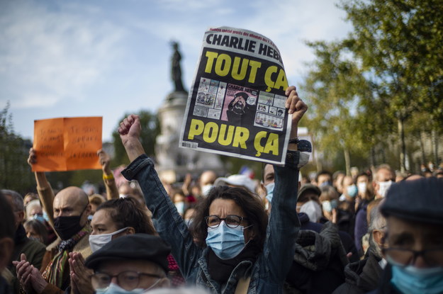 Fala demonstracji przeciwko muzułmańskiemu ekstremizmowi we Francji. Na ulice wyszli mieszkańcy Paryża /YOAN VALAT  /PAP/EPA