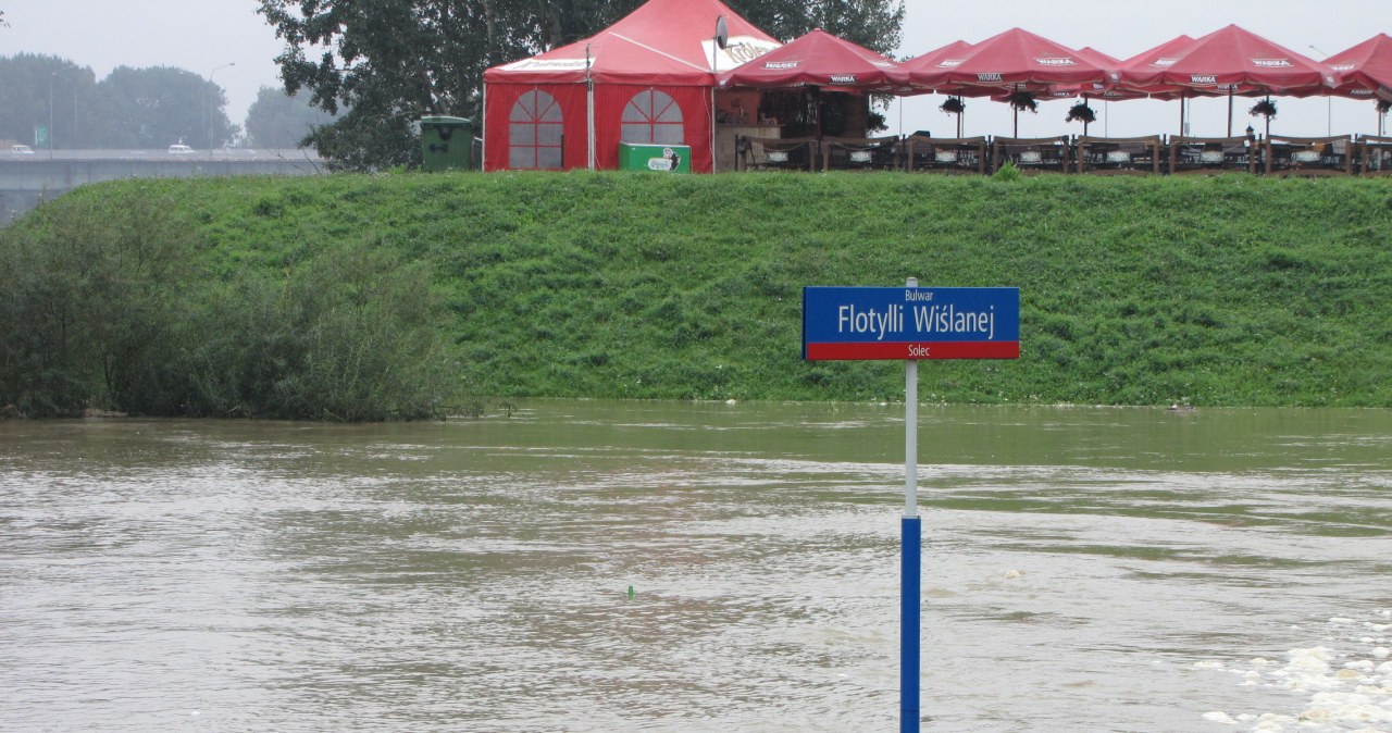 Fala kulminacyjna przechodzi przez Warszawę