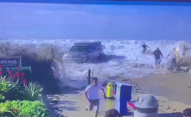 Fala niczym tsunami, 8 osób rannych. Szokujące sceny w Kalifornii