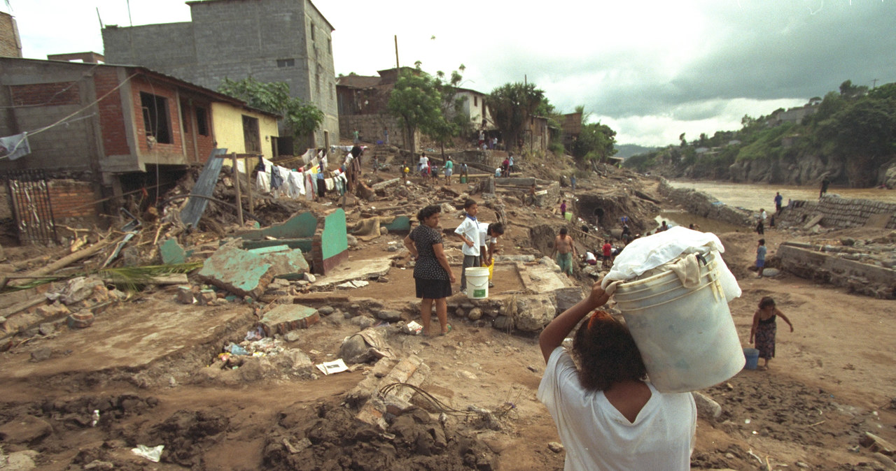 Fala powodziowa niszczyła niemal wszystko, co miała na swojej drodze /Bernard Bisson/Sygma /Getty Images