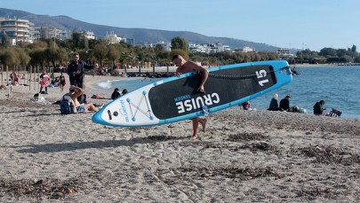 Fala upałów w Grecji. Mimo lockdownu ludzie wyszli na plaże