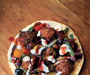 ​Falafel z jogurtem, bakłażanem i sałatką z kapusty czerwonej