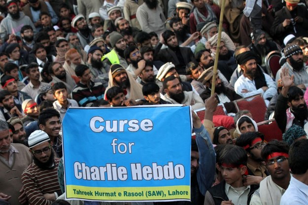 Falę manifestacji w krajach muzułmańskich na Bliskim Wschodzie, w Afryce i Azji wywołała najnowsza okładka "Charlie Hebdo". Na zdjęciu: manifestacja w Lahore w Pakistanie /RAHAT DAR  /PAP/EPA