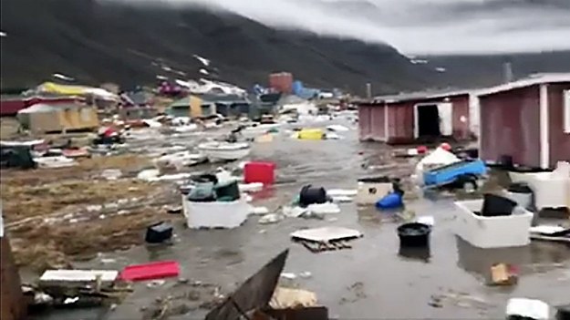 Fale tsunami spowodowało trzęsienie ziemi o sile 4 stopni /Oline Nielsen /PAP/EPA