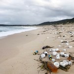 Fale wyrzuciły plastikowe śmieci na brzeg. Sprzątanie plaż może trwać tygodnie 