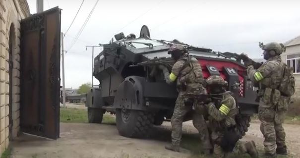 Falkatus, nazwywany wcześniej Batmobilem oraz Punisherem, w trakcie akcji. Fot. Russian Today/Youtube. /YouTube