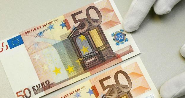 Fałszerze upodobali sobie banknoty o nominale 50 euro /AFP