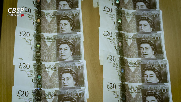 Fałszywe banknoty o nominale 20 funtów brytyjskich /CBŚP