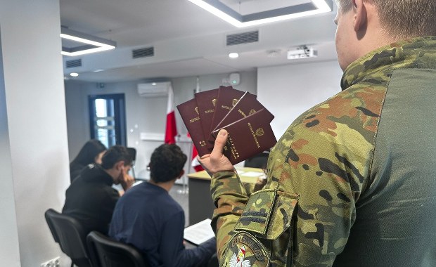 Fałszywe dolary i nielegalny pobyt. Zatrzymania Kolumbijczyków na lotnisku w Katowicach