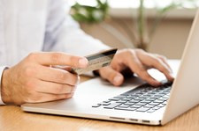 Fałszywe e-sklepy mocno kuszą Polaków, szczególnie te z elektroniką i ubraniami