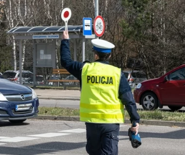 Fałszywe mandaty i prawdziwy policjant. Miał korzystać z własnego aparatu