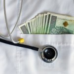 Fałszywe orzeczenia i amunicja bez zezwolenia. Lekarz z zarzutami