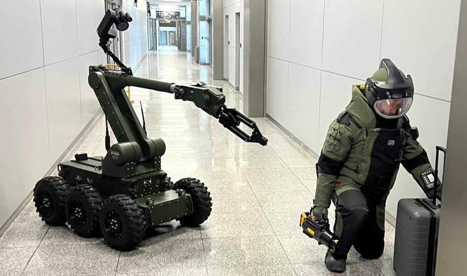 Fałszywy alarm bombowy na lotnisku w Krakowie-Balicach. Obywatel Portugalii ukarany /Straż Graniczna /